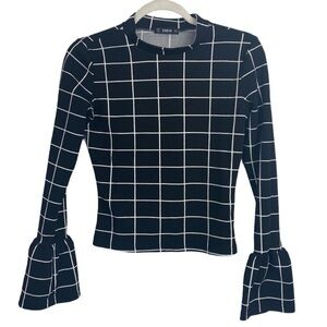 Shein TOP w Flounce Sleeves BLACK AND WHITE